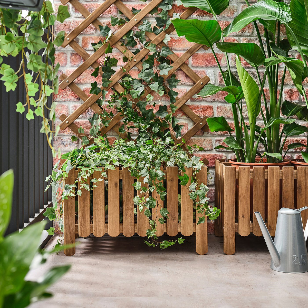 Flower box w trellis, outdoor