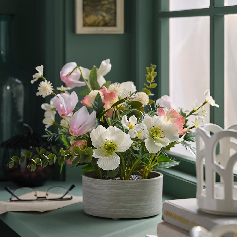 Artificial flower arrangement