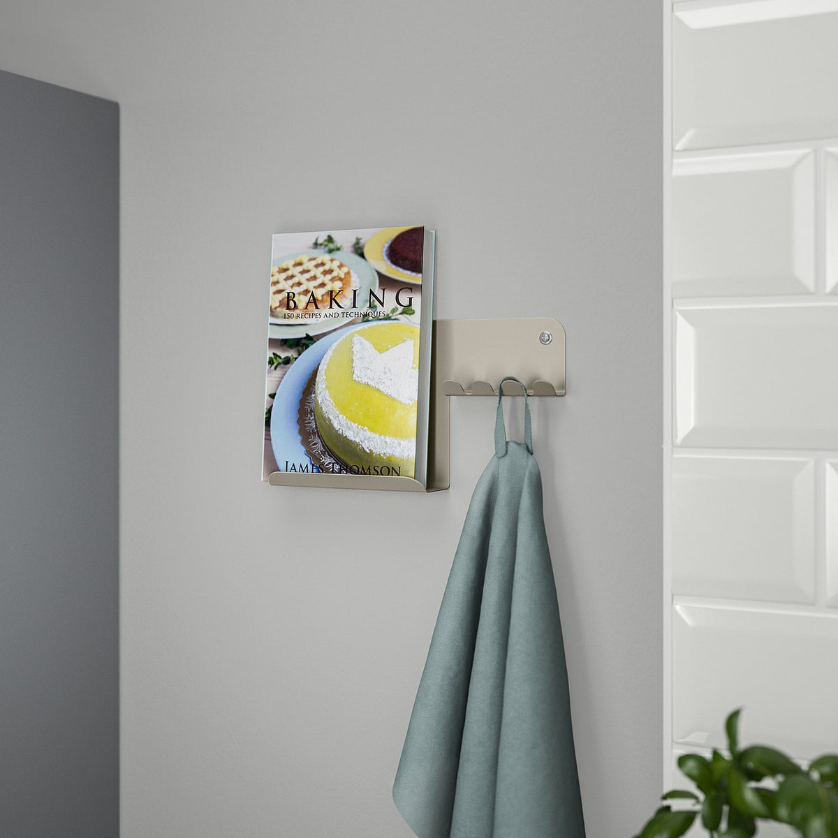 Wall organiser w hooks