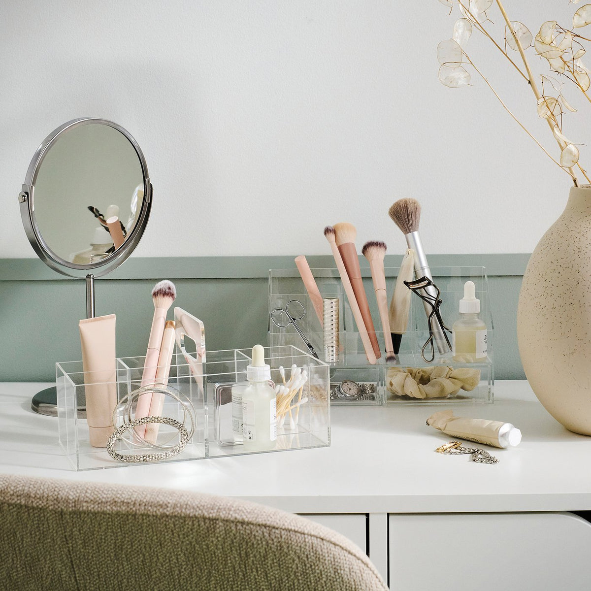 Make-up storage w comp/2 drawers