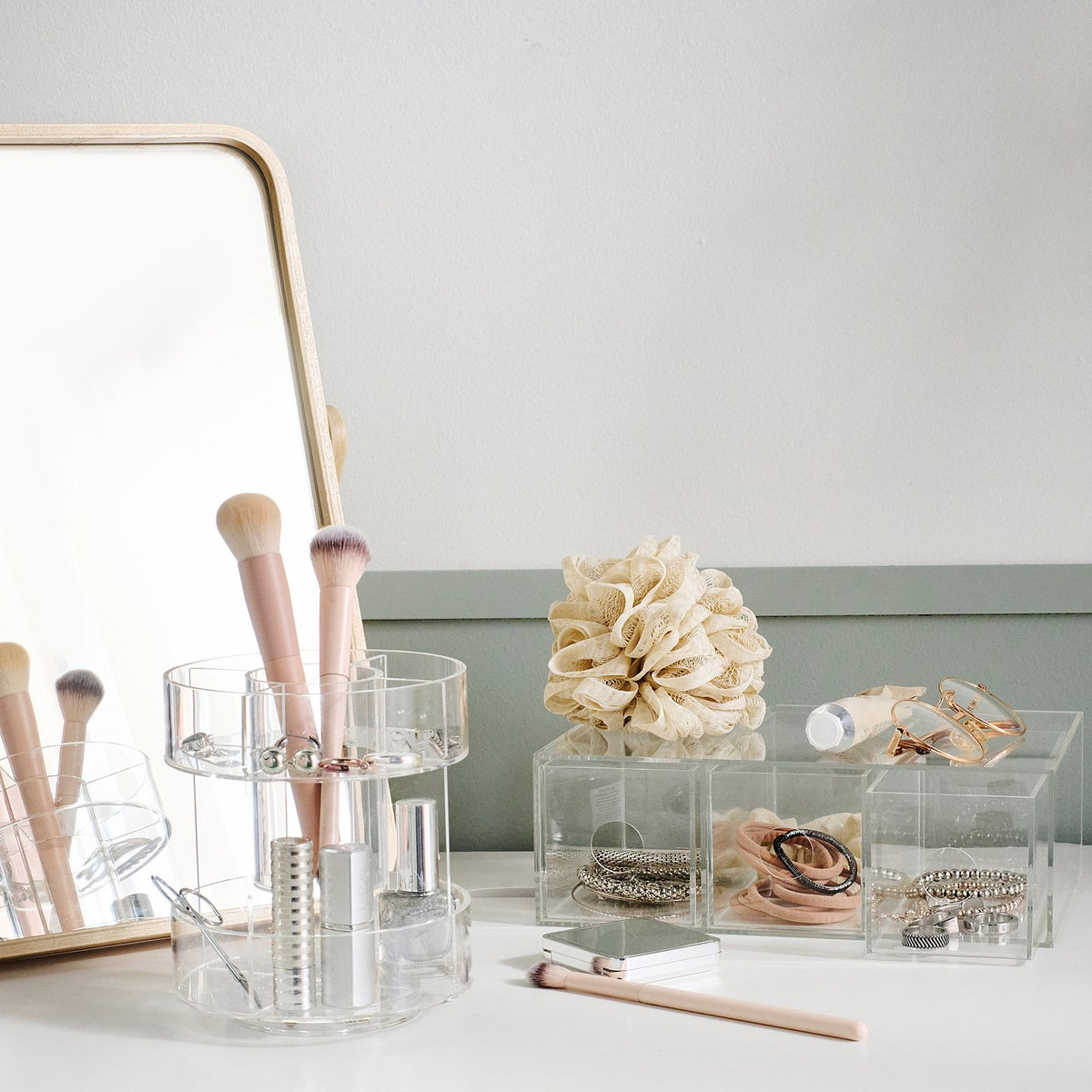 Make-up storage with 3 drawers