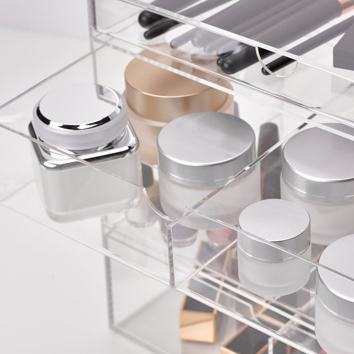 Make-up storage with 4 drawers