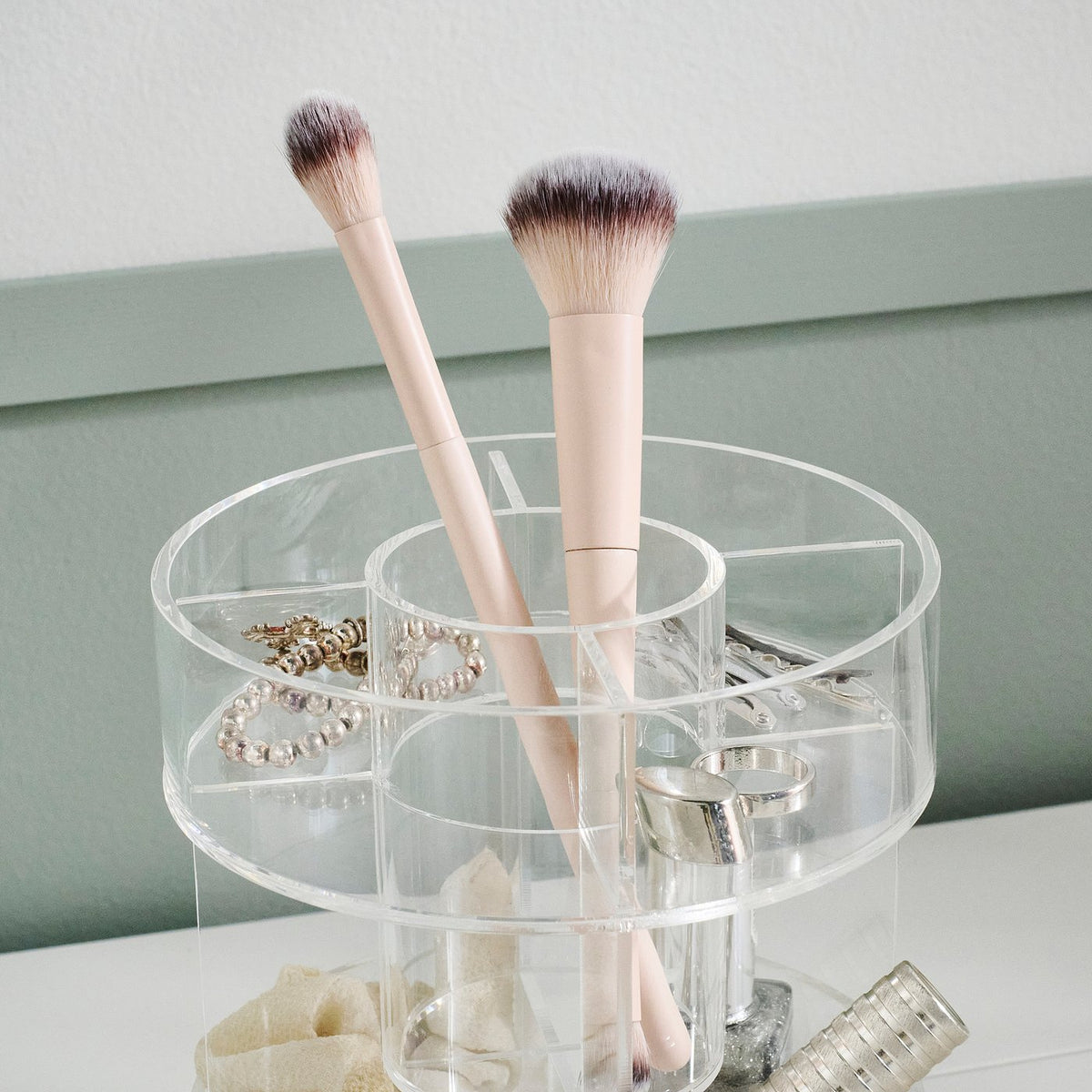 Rotatable make-up storage