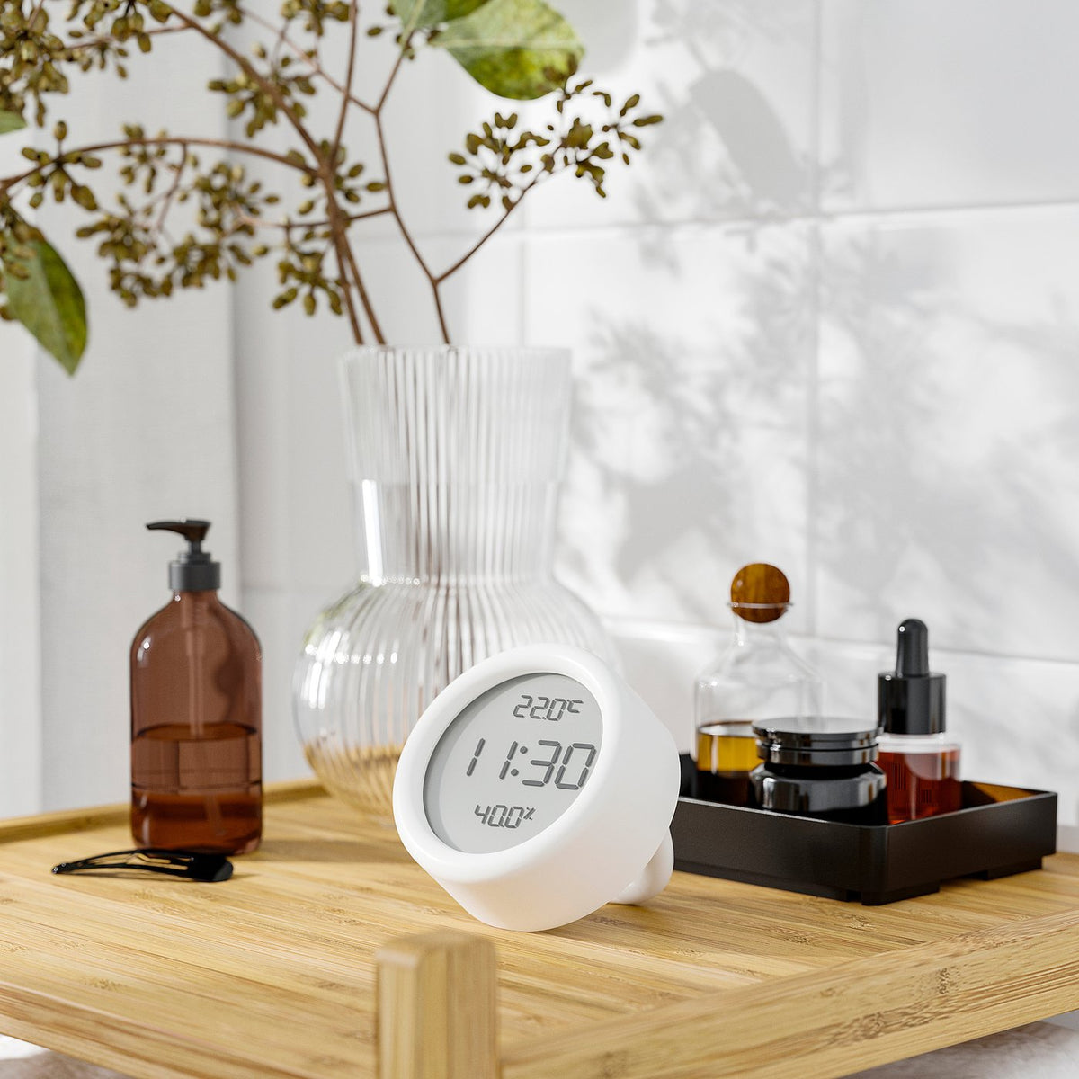 Clock with hygro-/thermometer