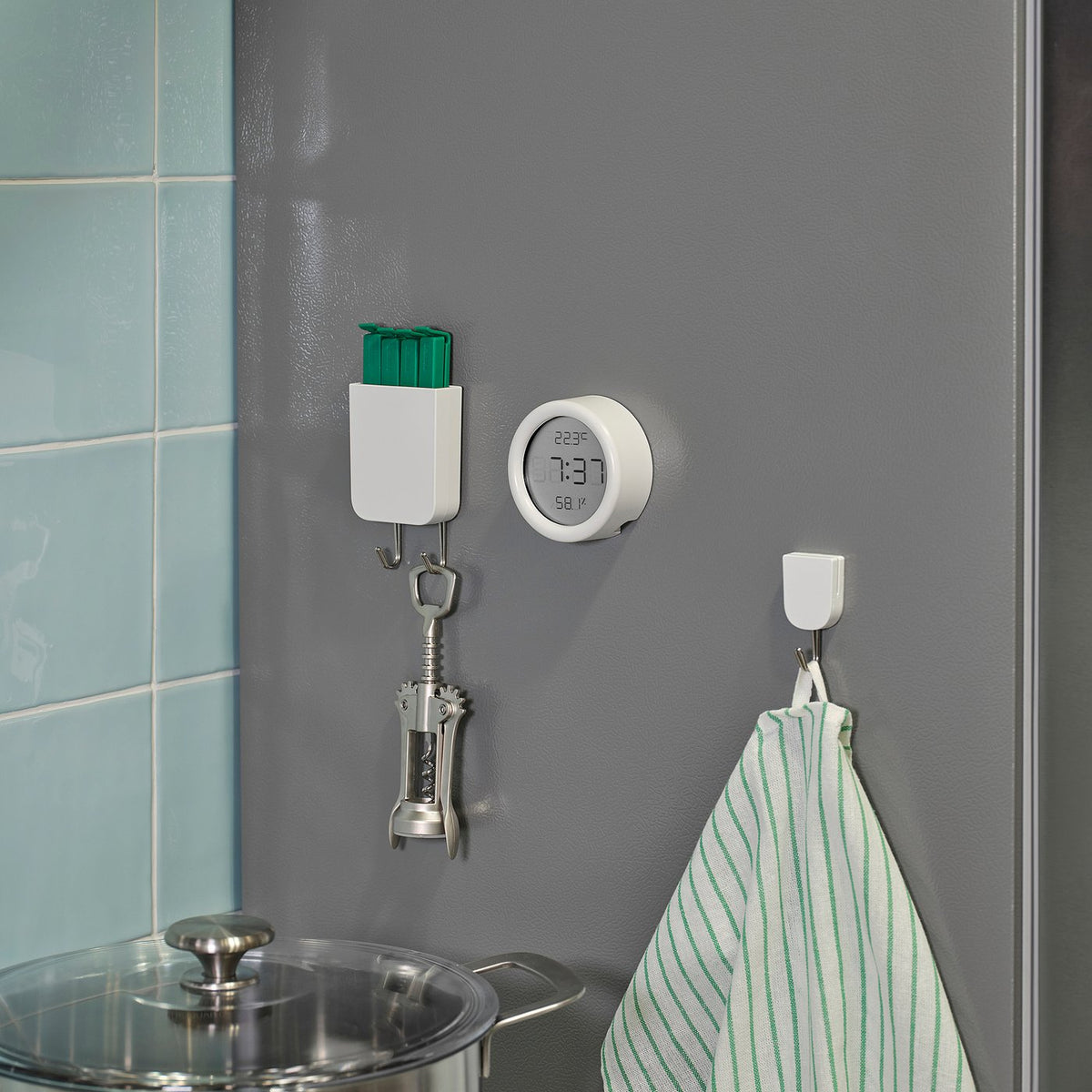 Clock with hygro-/thermometer