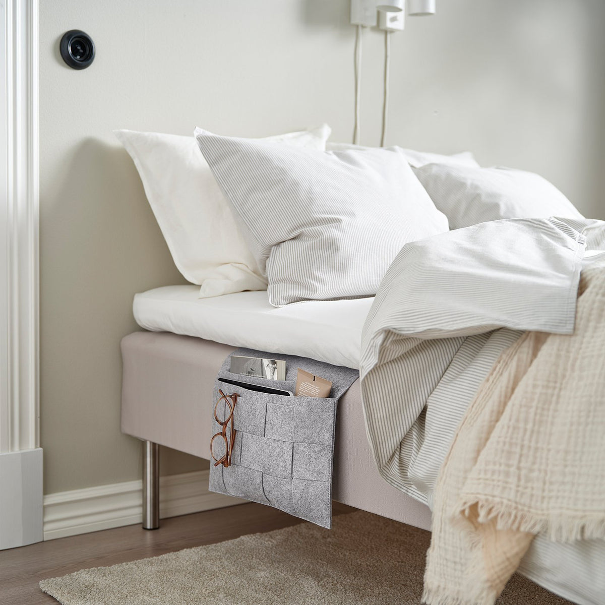 Storage pocket for bed