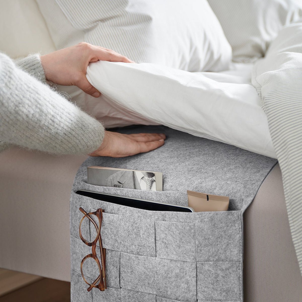 Storage pocket for bed