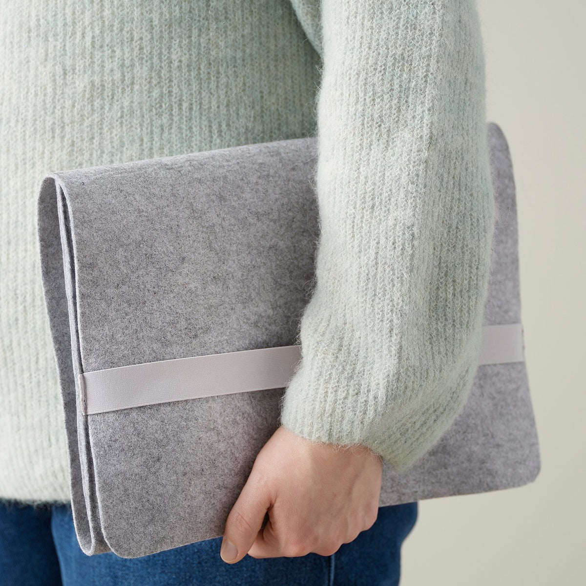 Storage pocket for bed