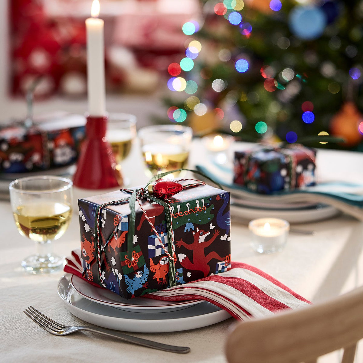 Gift wrap roll